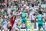 Pesepak bola Persebaya Surabaya Mihailo Perovic (ketiga kanan) berebut bola udara dengan pesepak bola Arema FC Luiz Gustavo Tavares (tengah) pada pertandingan BRI Super League di Stadion Gelora Bung Tomo, Surabaya, Jawa Timur, Sabtu (22/11/2025). Persebaya Surabaya bermain imbang melawan Arema FC dengan skor 1-1. Antara Jatim/Rizal Hanafi/um