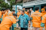 Ketua Yayasan Panti Asuhan Budi Bakti Kandangan Asyikin Noor menyambut gembira dan menyalami anggota tim Pekerjaan Dalam Keadaan Bertegangan (PDKB) PT PLN (Persero) Unit Induk Distribusi Kalimantan Selatan dan Kalimantan Tengah saat menyalurkan bantuan dari Yayasan Baitul Maal (YBM) PLN kepada panti asuhan, kaum dhuafa dan mualaf di Kecamatan Loksado Kabupaten Hulu Sungai Selatan, Provinsi Kalimantan Selatan, beberapa waktu lalu.
