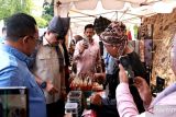 Menteri Ekraf RI Teuku Riefky Harsya kenakan pakaian adat Minang, makan bajamba dan tinjau UMKM jelang resmikan Tanah Datar Creative Hub