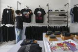Pendanaan KUR berbasis kekayaan intelektual. Pramuniaga merapikan produk pakaian yang dijual di salah satu distributor outlet (distro) di Kota Serang, Banten, Minggu (23/11/2025). Pemerintah resmi mengucurkan pendanaan Kredit Usaha Rakyat (KUR) berbasis kekayaan intelektual (KI) sebesar Rp10 triliun, yang menjadikan Indonesia menempati posisi negara ke-15 di dunia yang menyediakan skema pembiayaan berbasis KI bagi UMKM dan pelaku ekonomi kreatif  ANTARA FOTO/Angga Budhiyanto/gp