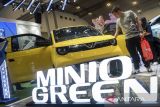 VinFast kenalkan mobil Minio Green. Pengunjung melihat mobil VinFast Minio Green pada pameran otomotif GAIKINDO Jakarta Auto Week 2025 di ICE BSD, Kabupaten Tangerang, Banten, Sabtu (22/11/2025).  Minio Green tersebut baru saja diluncurkan secara resmi di negara asalnya Vietnam dan baru diperkenalkan di Indonesia sebagai mobil listrik terkecil di antara seri-seri terdahulu dari mobil Vinfast untuk mendukung mobilitas urban serta segmen fleet. ANTARA FOTO/Putra M. Akbar/gp