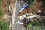 Foto udara kondisi Jembatan Cikaleho pascalongsor di Kecamatan Cipaku, Kabupaten Ciamis, Jawa Barat, Senin (24/11/2025). Jalan nasional penghubung Ciamis - Cirebon atau akses menuju Tol Cipali kembali amblas akibat hujan deras pada Minggu (23/11), sehingga arus lalu lintas dialihkan melalui jalur alternatif dari arah Banjar menuju Cirebon lewat Cisaga, Rancah, Rajadesa, dan Hayawang, serta dari arah Ciamis melalui Cihaurbeuti, Panumbangan, Panjalu, Kawali, hingga Cikijing, Majalengka. ANTARA FOTO/Adeng Bustomi/agr