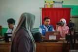 Tim Reaksi Cepat Pelayanan (RCP) Disdukcapil Lumajang melakukan perekaman iris mata warga saat layanan Adminduk keliling di Posko pengungsian SD Negeri 04 Supiturang, Pronojiwo, Lumajang, Jawa Timur, Senin (24/11/2025). Program layanan jemput bola tersebut menyasar para, penyandang disabilitas, dan warga yang sedang sakit agar tetap mendapatkan layanan administrasi kependudukan secara gratis dan mempercepat proses pendataan. ANTARA Jatim/Irfan Sumanjaya/mas.