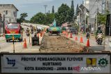 Pekerja menggunakan alat berat pada proyek Jalan Layang Nurtanio, Bandung, Jawa Barat, Senin (24/11/2025). Data dari Direktorat Jenderal Bina Marga Kementerian PU hingga awal November 2025, proyek Jalan Layang Nurtanio yang ditujukan mengatasi kemacetan akibat perlintasan sebidang rel kereta serta menekan angka kecelakaan tersebut telah mencapai 65 persen dan ditargetkan selesai pada akhir 2025 mendatang. ANTARA FOTO/Raisan Al Farisi/agr