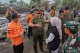 Kepala BNPB Suharyanto (tengah) berbincang bersama Bupati Lumajang Indah Amperawati (kanan), dan Sekda Lumajang Agus Triono (kiri) saat meninjau wilayah terdampak erupsi Gunung Semeru di Desa Supiturang, Pronojiwo, Lumajang, Jawa Timur, Selasa (25/11/2025). Dalam peninjauan tersebut BNPB berencana membangun pos pengungsian terpusat erupsi dan banjir lahar Gunung Semeru pada 2026 yang nantinya dapat difungsikan sepanjang tahun secara permanen saat terjadi bencana. Antara Jatim/Irfan Sumanjaya/um