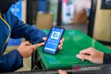 Petugas melayani seorang warga untuk melakukan pendataran Identitas Kependudukan Digital (IKD) di Kantor Disdukcapil Kota Bandung, Jawa Barat, Selasa (25/11/2025). Pemerintah Kota Bandung tengah mempercepat transformasi layanan administrasi kependudukan dengan mendorong digitalisasi dan peningkatan cakupan Identitas Kependudukan Digital (IKD) berbasis aplikasi di gawai dengan menggelar layanan pendampingan bagi warga serta layanan tanpa turun di Kantor Disdukcapil. ANTARA FOTO/Raisan Al Farisi/agr