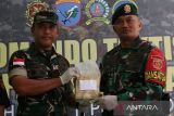 Danrem 121/Abw sekaligus Dankolakops Pamtas RI-Malaysia Brigjen TNI Purnomosidi (kiri) bersama Komandan Satgas Pamtas RI-Malaysia Yonarhanud 1/PBC Kostrad Letkol Arh Andy Qomarudin (kanan) memperlihatkan barang bukti sabu hasil tangkapan saat gelar perkara di Mako Pos Kotis Gabma Entikong, Kabupaten Sanggau, Kalimantan Barat, Senin (24/11/2025). Satgas Pamtas RI-Malaysia Sektor Barat Yonarhanud 1/PBC Kostrad berhasil menggagalkan upaya penyelundupan sabu seberat 21,9 kilogram di wilayah Pos Panga, Kecamatan Entikong, Kabupaten Sanggau, Kalimantan Barat, yang selanjutnya diproses oleh unsur komando sebelum diserahkan ke Badan Narkotika Nasional (BNN) sesuai prosedur. ANTARA FOTO/Jessica Wuysang