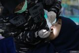 Warga mendapatkan layanan pemeriksaan kesehatan gigi gratis saat bakti sosial dan kesehatan di Gedung Lakesla Drs. Med. R. Rijadi S., Phys. Surabaya, Jawa Timur, Rabu (26/11/2025). Koarmada II menggelar bakti sosial dan pelayanan kesehatan gratis yang meliputi donor darah, pengobatan gratis, pelayanan kesehatan umum, serta pembagian sembako kepada masyarakat sekitar untuk menyambut Hari Armada RI. Antara Jatim/Didik Suhartono/um