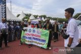 Siswa sekolah khusus (SKh) mengikuti parade saat Festival Sekolah Khusus di Pendopo Gubernur Banten, Kota Serang, Banten, Rabu (26/11/2025). Festival yang diselenggarakan oleh Pemprov Banten dan diikuti sekolah khusus dari delapan kabupaten/kota se-Provinsi Banten tersebut bertujuan untuk memberikan ruang berkreasi bagi anak-anak berkebutuhan khusus serta penyandang disabilitas. ANTARA FOTO/Angga Budhiyanto/gp