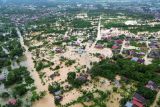 Foto udara permukiman terendam banjir di kawasan Dadok Tunggul Hitam, Padang, Sumatera Barat, Selasa (25/11/2025). Intensitas curah hujan tinggi membuat sejumlah sungai besar di kota itu meluap dan merendam ratusan rumah. ANTARA FOTO/Iggoy el Fitra/sgd