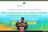 Menteri Agama Nasaruddin Umar berpidato saat konferensi internasional tentang Islam Indonesia di Universitas Islam Negeri Sunan Ampel, Surabaya, Jawa Timur, Rabu (26/11/2025). Konferensi yang menjadi ruang dialog akademik lintas negara tersebut berfokus pada isu era pascaperang di antaranya tentang nilai-nilai Islam Indonesia dalam membangun rekonsiliasi global, diplomasi moral dan upaya pembentukan tata dunia baru yang mengedepankan toleransi, moderasi, perdamaian dan inklusivitas. ANTARA Jatim/Moch Asim.