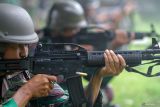 Prajurit Korps Marinir TNI AL menembak sasaran dengan Senapan Serbu 2 (SS-2) saat latihan dasar perorangan menembak di Lapangan tembak Brigif 2 Marinir, Gedangan, Sidoarjo, Jawa Timur, Kamis (27/11/2025). Latihan tersebut  bertujuan untuk meningkatkan kemampuan personel dan mengukur ketangkasan prajurit dalam menggunakan senapan serbu. Antara Jatim/Umarul Faruq