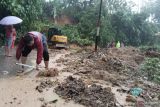 Warga dan pemerintah buka jalan tertimbun longsor di Padang Pariaman