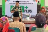 Ribuan lansia Situbondo terima bantuan uang tunai PKH Plus
