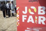 Pencari kerja mencari informasi di salah satu stan perusahaan pada pameran bursa kerja di kantor Dinas Tenaga Kerja Indramayu, Jawa Barat, Kamis (27/11/2025). Dinas Tenaga Kerja Kabupaten Indramayu menggelar pameran bursa kerja dengan menghadirkan 1.414 lowongan kerja dari 24 perusahaan yang ditujukan untuk pemenuhan lapangan kerja profesional. ANTARA FOTO/Dedhez Anggara/agr

