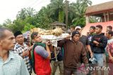 Warga Aia Gadang Pasaman Barat gotong jenazah lewati banjir