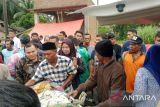 Satu jenazah kembali digotong lewati banjir Sungai Batang Pasaman
