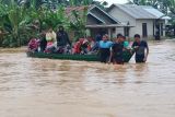 Warga terjebak banjir di Aia Gadang Pasaman Barat diseberangi pakai sampan-perahu karet (Video)