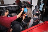 Petugas Komisi Pemberantasan Korupsi (KPK) memasukkan koper ke dalam mobil usai melakukan penggeledahan di Kantor PT Widya Satria, Jambangan, Surabaya, Jawa Timur, Rabu (26/11/2025). Penggeledahan tersebut terkait dengan penyelidikan dugaan kasus korupsi pembangunan Monumen Reog yang melibatkan Bupati Ponorogo Sugiri Sancoko. ANTARA Jatim/Rizal Hanafi/mas.