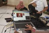 Petugas Dinas Kependudukan dan Pencatatan Sipil (Disdukcapil) Ciamis merekam data identitas warga penyandang disabilitas di Desa Tanjungjaya, Kecamatan Cisaga, Kabupaten Ciamis, Jawa Barat, Rabu (26/11/2025). Disdukcapil Ciamis melaksanakan program inovatif Jempol Gadis Manis untuk pelayanan perekaman KTP elektronik bagi kelompok rentan, termasuk penyandang disabilitas, lansia, dan warga sakit, guna memudahkan mereka memperoleh e-KTP tanpa harus datang ke kantor Disdukcapil. ANTARA FOTO/Adeng Bustomi/agr