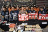 Kapolres Cimahi AKBP Niko N Adi Putra (tengah) menunjukkan barang bukti saat rilis Operasi Anti Narkotika (Antik) Lodaya 2025 di Polres Cimahi, Kota Cimahi, Jawa Barat, Kamis (27/11/2025). Satuan Reserse Narkoba Polres Cimahi berhasil menangkap sebanyak 50 tersangka serta menyita barang bukti narkotika seperti sabu, ganja, ekstasi, tembakau sintetis hingga obat keras yang nilainya mencapai Rp600 juta dari operasi yang dilaksanakan sejak tanggal 6 sampai 26 November lalu. ANTARA FOTO/Abdan Syakura/agr