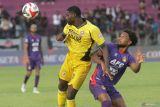 Pesepak bola Persik Kediri Williams Jose Lugo Ladera (kanan) berebut bola dengan pesepak bola Semen Padang FC Alhassan Wakaso (kiri) pada pertandingan BRI Super League di Stadion Brawijaya, Kota Kediri, Jawa Timur, Kamis (27/11/2025). Pertandingan tersebut dimenangkan Persik Kediri dengan skor 2-1. Antara Jatim/Prasetia Fauzani/um