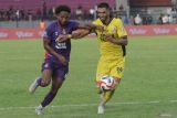Pesepak bola Persik Kediri Williams Jose Lugo Ladera (kiri) berebut bola dengan pesepak bola Semen Padang FC Angelo Rafael Teixeira Alpoim Meneses (kanan) pada pertandingan BRI Super League di Stadion Brawijaya, Kota Kediri, Jawa Timur, Kamis (27/11/2025). Pertandingan tersebut dimenangkan Persik Kediri dengan skor 2-1. Antara Jatim/Prasetia Fauzani/um