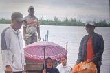 Ibu hamil mau melahirkan dievakuasi terjang banjir di Pasaman Barat