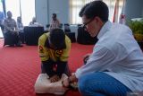 Dokter membimbing pengemudi ojek online melakukan simulasi Resusitasi Jantung Paru (RJP) menggunakan alat peraga saat pelatihan bantuan hidup dasar di Kota Serang, Banten, Jumat (28/11/2025). Lembaga Kantor Berita Nasional (LKBN) ANTARA Biro Banten menggelar edukasi digitalisasi, kesehatan dan berbagi bantuan sembako kepada 50 pengemudi ojek online yang merupakan rangkaian perayaan Hari Ulang Tahun (HUT) ke-88 ANTARA bertema Pahlawan Untuk Negeri: Kolaborasi, Peduli dan Digitalisasi. ANTARA FOTO/Putra M. AkbarANTARA FOTO/Putra M. Akbar 