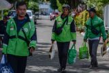 Bakti sosial dan pelatihan bantuan hidup untuk ojol. Pengemudi ojek online membawa paket sembako usai dibagikan di Kota Serang, Banten, Jumat (28/11/2025). Lembaga Kantor Berita Nasional Banten (LKBN) ANTARA Biro Banten menggelar edukasi digitalisasi, kesehatan hingga berbagi bantuan sembako kepada 50 pengemudi ojek online yang merupakan rangkaian perayaan Hari Ulang Tahun (HUT) ke-88 ANTARA bertema Pahlawan Untuk Negeri: Kolaborasi, Peduli dan Digitalisasi. ANTARA FOTO/Putra M. AkbarANTARA FOTO/Putra M. Akbar