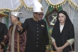 Gubernur Sherly perkuat hubungan dengan Kesultanan Tidore. Sultan Tidore H.Husain Alting Sjah (tengah) berbicang dengan Gubernur Maluku Utara Sherly Tjoanda (kanan)
Menteri Kebudayaan Fadli Zon (kiri) berbincang saat menghadiri syukuran penganugerahan Gelar Pahlawan Nasional kepada almarhum Sultan Tidore Zainal Abidin Syah di Kedaton Kesultanan Tidore, Maluku Utara, Kamis (27/11/2025). Kehadiran Gubernur Sherly Laos untuk mendampingi Menteri Kebudayaan Fadli Zon yang turut hadir dalam acara syukuran sekaligus  bersilaturahmi dengan Sultan Tidore Husain Alting Sjah sebagai upaya memperkuat hubungan dengan Kesultanan Tidore demi mendorong pembangunan daerah dalam mewujudkan keadilan pembangunan di seluruh wilayah Maluku Utara, sejalan dengan arahan Presiden Prabowo Subianto. ANTARA FOTO/Andri Saputra Antara Foto/Andri Saputra (Antara Foto/Andri Saputra)