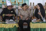  Sultan Tidore H.Husain Alting Sjah bersalaman dengan Menteri Kebudayaan Fadli Zon (tengah) didampingi Gubernur Maluku Utara Sherly Tjoanda (kanan) saat menghadiri syukuran penganugerahan Gelar Pahlawan Nasional kepada almarhum Sultan Tidore Zainal Abidin Syah di Kedaton Kesultanan Tidore, Maluku Utara, Kamis (27/11/2025). Kehadiran Gubernur Sherly Laos untuk mendampingi Menteri Kebudayaan Fadli Zon dengan Sultan Tidore Husain Alting Sjah sebagai upaya memperkuat hubungan dengan Kesultanan Tidore  ANTARA FOTO/Andri Saputra Antara/IWY.