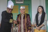  Sultan Tidore H.Husain Alting Sjah bersalaman dengan Menteri Kebudayaan Fadli Zon (tengah) didampingi Gubernur Maluku Utara Sherly Tjoanda (kanan) saat menghadiri syukuran penganugerahan Gelar Pahlawan Nasional kepada almarhum Sultan Tidore Zainal Abidin Syah di Kedaton Kesultanan Tidore, Maluku Utara, Kamis (27/11/2025). Kehadiran Gubernur Sherly Laos untuk mendampingi Menteri Kebudayaan Fadli Zon dengan Sultan Tidore Husain Alting Sjah sebagai upaya memperkuat hubungan dengan Kesultanan Tidore  ANTARA FOTO/Andri Saputra Antara/IWY.
