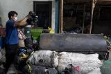Pekerja memasukkan sampah plastik ke dalam mesin gibrig di Bank Sumber Daya Sampah Melong Cimahi, Kota Cimahi, Jawa Barat, Jumat (28/11/2025). Bank sampah tersebut dalam seharinya mampu mengolah 100 kilogram sampah plastik menjadi 65 sampai 97 liter bahan bakar minyak (BBM) terbarukan jenis solar dengan kadar cetane number 54,2 dan telah lolos uji 17 parameter yang disyaratkan Kementerian Energi dan Sumber Daya Mineral (ESDM) serta dijual terbatas untuk sementara kepada anggota bank sampah dengan harga Rp11 ribu per liter. ANTARA FOTO/Abdan Syakura/agr
