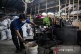 Pekerja mengoperasikan mesin Faspol pirolisis untuk mengolah sampah plastik menjadi bahan bakar minyak (BBM) di Bank Sumber Daya Sampah Melong Cimahi, Kota Cimahi, Jawa Barat, Jumat (28/11/2025). Bank sampah tersebut dalam seharinya mampu mengolah 100 kilogram sampah plastik menjadi 65 sampai 97 liter bahan bakar minyak (BBM) terbarukan jenis solar dengan kadar cetane number 54,2 dan telah lolos uji 17 parameter yang disyaratkan Kementerian Energi dan Sumber Daya Mineral (ESDM) serta dijual terbatas untuk sementara kepada anggota bank sampah dengan harga Rp11 ribu per liter. ANTARA FOTO/Abdan Syakura/agr