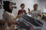 Penyandang tunarungu berdiskusi dengan bahasa isyarat pada acara sosialisasi dan pendidikan pemilih berkelanjutan untuk penyandang disabilitas di Indramayu, Jawa Barat, Jumat (28/11/2025). KPU Indramayu menggelar sosialisasi dan pendidikan pemilih pemula berkelanjutan untuk penyandang tunarungu untuk memahami ancaman hoax dan disinformasi di era digital yang kerap terjadi pada Pemilihan Umum. ANTARA FOTO/Dedhez Anggara/agr
