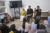 Petugas KPU Indramayu menggunakan penerjemah menjelaskan tentang informasi digital untuk penyandang disabilitas di Indramayu, Jawa Barat, Jumat (28/11/2025). KPU Indramayu menggelar sosialisasi dan pendidikan pemilih pemula berkelanjutan untuk penyandang tunarungu untuk memahami ancaman hoax dan disinformasi di era digital yang kerap terjadi pada Pemilihan Umum. ANTARA FOTO/Dedhez Anggara/agr
