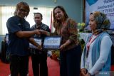 Bakti sosial dan pelatihan bantuan hidup untuk ojol. Kepala Biro ANTARA Banten Bayu Kuncahyo (kiri) menyerahkan sertifikat penghargaan kepada Head of Corporate Communication dan External Affairs Eka Hospital Natalie Saacke (kedua kanan) saat rangkaian perayaan Hari Ulang Tahun (HUT) ke-88 ANTARA di Kota Serang, Banten, Jumat (28/11/2025). Lembaga Kantor Berita Nasional (LKBN) ANTARA Biro Banten menggelar edukasi digitalisasi, kesehatan hingga berbagi bantuan sembako kepada 50 pengemudi ojek online yang merupakan rangkaian perayaan Hari Ulang Tahun (HUT) ke-88 ANTARA bertema Pahlawan Untuk Negeri: Kolaborasi, Peduli dan Digitalisasi. ANTARA FOTO/Putra M. Akbar