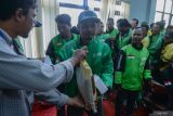 Bakti sosial dan pelatihan bantuan hidup untuk ojol. Pengemudi ojek online menerima beras saat pembagian bantuan sembako di Kota Serang, Banten, Jumat (28/11/2025). Lembaga Kantor Berita Nasional Banten (LKBN) ANTARA Biro Banten menggelar edukasi digitalisasi, kesehatan hingga berbagi bantuan sembako kepada 50 pengemudi ojek online yang merupakan rangkaian perayaan Hari Ulang Tahun (HUT) ke-88 ANTARA bertema Pahlawan Untuk Negeri: Kolaborasi, Peduli dan Digitalisasi. ANTARA FOTO/Putra M. Akbar