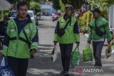 Pengemudi ojek online membawa paket sembako usai dibagikan di Kota Serang, Banten, Jumat (28/11/2025). Lembaga Kantor Berita Nasional Banten (LKBN) ANTARA Biro Banten menggelar edukasi digitalisasi, kesehatan hingga berbagi bantuan sembako kepada 50 pengemudi ojek online yang merupakan rangkaian perayaan Hari Ulang Tahun (HUT) ke-88 ANTARA bertema Pahlawan Untuk Negeri: Kolaborasi, Peduli dan Digitalisasi. ANTARA FOTO/Putra M. Akbar/gp