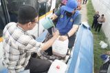 Petugas mengambil sampel solar diduga ilegal dari truk tangki yang menjadi barang bukti kecelakaan lalu lintas di Jalur Lintas Selatan Tulungagung, Jawa Timur, Jumat (28/11/2025). Polisi mengambil sampel solar dari truk tangki yang mengalami kecelakaan tunggal di JLS itu, untuk diperiksa di Puslabfor Polri dan Sucofindo karena tidak disertai kelengkapan surat angkut BBM dan diduga terkait penyalahgunaan solar subsidi untuk kepentingan industri. ANTARA Jatim/Destyan Sujarwoko/mas.