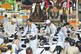 Pemuka agama Hindu memercikkan air suci saat persembahyangan bersama Hari Raya Kuningan di Pura Sakenan, Denpasar, Bali, Sabtu (29/11/2025). Hari Raya Kuningan dirayakan Umat Hindu sebagai rangkaian dari Hari Raya Galungan yaitu perayaan kemenangan kebenaran (dharma) atas kejahatan (adharma). ANTARA FOTO/Fikri Yusuf/wsj.
