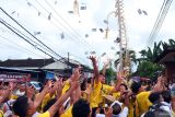 Warga berebut uang yang dilemparkan oleh warga lainnya saat tradisi Mesuryak pada perayaan Hari Raya Kuningan di Desa Bongan Gede, Tabanan, Bali, Sabtu (29/11/2025). Tradisi berebut uang yang digelar setiap Hari Raya Kuningan tersebut bertujuan mengantarkan roh para leluhur kembali ke surga dengan rasa suka cita serta bermakna sebagai rasa syukur sekaligus mempererat kebersamaan keluarga dan masyarakat. ANTARA FOTO/Nyoman Hendra Wibowo/wsj.
