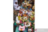 Pemuka agama Hindu melakukan ritual saat tradisi Mesuryak pada perayaan Hari Raya Kuningan di Desa Bongan Gede, Tabanan, Bali, Sabtu (29/11/2025). Tradisi berebut uang yang digelar setiap Hari Raya Kuningan tersebut bertujuan mengantarkan roh para leluhur kembali ke surga dengan rasa suka cita serta bermakna sebagai rasa syukur sekaligus mempererat kebersamaan keluarga dan masyarakat. ANTARA FOTO/Nyoman Hendra Wibowo/wsj.