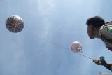 Peserta menerbangkan balon udara dalam parade balon udara di Jambbo Kingdom, Tulungagung, Jawa Timur, Minggu (30/11/2025). Festival balon udara yang digelar dalam rangkaian perayaan Hari Jadi ke-820 Kabupaten Tulungagung itu bertujuan memfasilitasi ekspresi kreativitas warga pecinyta baalon udara, menghidupkan ekonomi pariwisata sekaligus sarana edukasi cara menerbangkan balon yang aman, terkontrol, dan tidak mengganggu jalur penerbangan di wilayah Lanud Iswahyudi. Antara Jatim/Destyan Sujarwoko/um