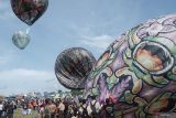 Peserta menerbangkan balon udara dalam parade balon udara di Jambbo Kingdom, Tulungagung, Jawa Timur, Minggu (30/11/2025). Festival balon udara yang digelar dalam rangkaian perayaan Hari Jadi ke-820 Kabupaten Tulungagung itu bertujuan memfasilitasi ekspresi kreativitas warga pecinyta baalon udara, menghidupkan ekonomi pariwisata sekaligus sarana edukasi cara menerbangkan balon yang aman, terkontrol, dan tidak mengganggu jalur penerbangan di wilayah Lanud Iswahyudi. Antara Jatim/Destyan Sujarwoko/um