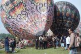 Peserta menerbangkan balon udara dalam parade balon udara di Jambbo Kingdom, Tulungagung, Jawa Timur, Minggu (30/11/2025). Festival balon udara yang digelar dalam rangkaian perayaan Hari Jadi ke-820 Kabupaten Tulungagung itu bertujuan memfasilitasi ekspresi kreativitas warga pecinyta baalon udara, menghidupkan ekonomi pariwisata sekaligus sarana edukasi cara menerbangkan balon yang aman, terkontrol, dan tidak mengganggu jalur penerbangan di wilayah Lanud Iswahyudi. Antara Jatim/Destyan Sujarwoko/um