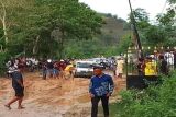 Viral!! Jalan lintas Sape-Bima di penuhi lumpur