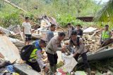 Polres Pasaman Barat bantu bersihkan bekas reruntuhan rumah korban longsor Pasanggiang Talu