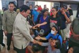 Presiden Prabowo disambut peluk haru warga saat tinjau lokasi bencana Tapanuli Tengah